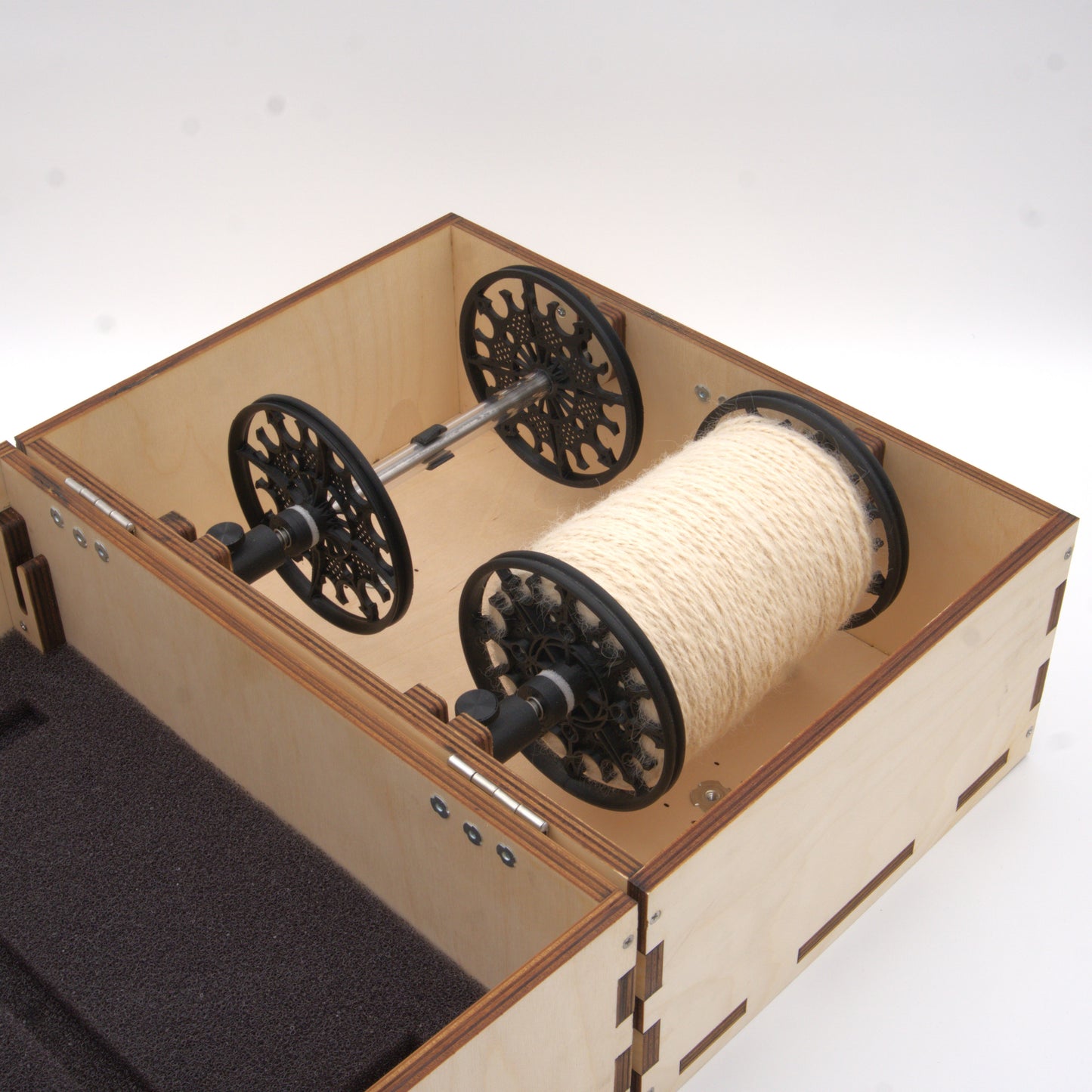 Majestic carrying case with integrated lazy kate and bobbin clutches